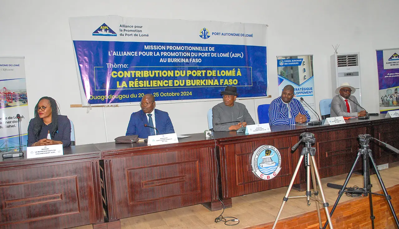 presidium de la grande rencontre debats avec les operateurs economiques au cbc