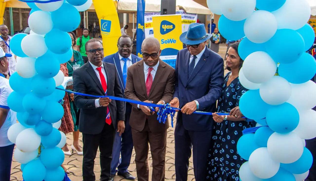 coupure du ruban symbolique lors de la ceremonie de lancement des operations par le representant du ministre en charge de l economie maritime monsieur kodjo kouma ayivon