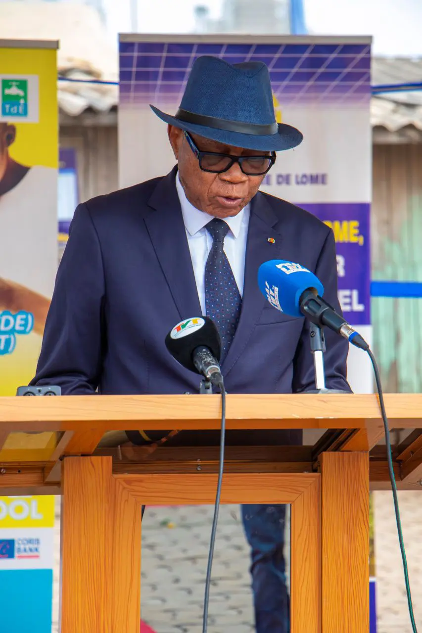 le directeur general du port autonome de lome le contre amiral fogan kodjo adegnon lors de son discours